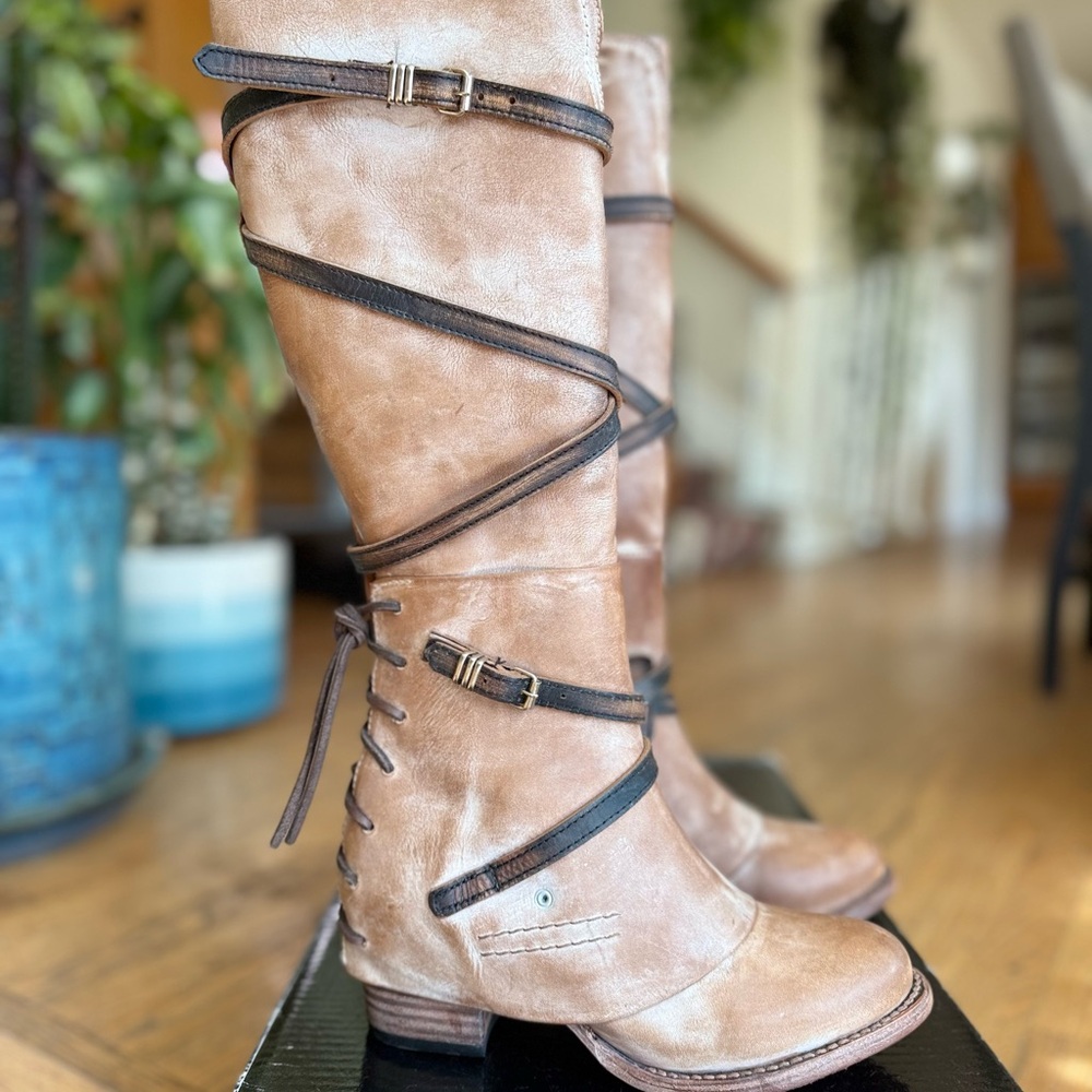 NEW Freebird Cassius boots 8 Beige/Multi